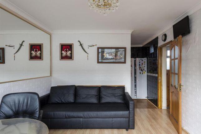 1 Bedroom Flat Close To With Free Parking Arrangement London