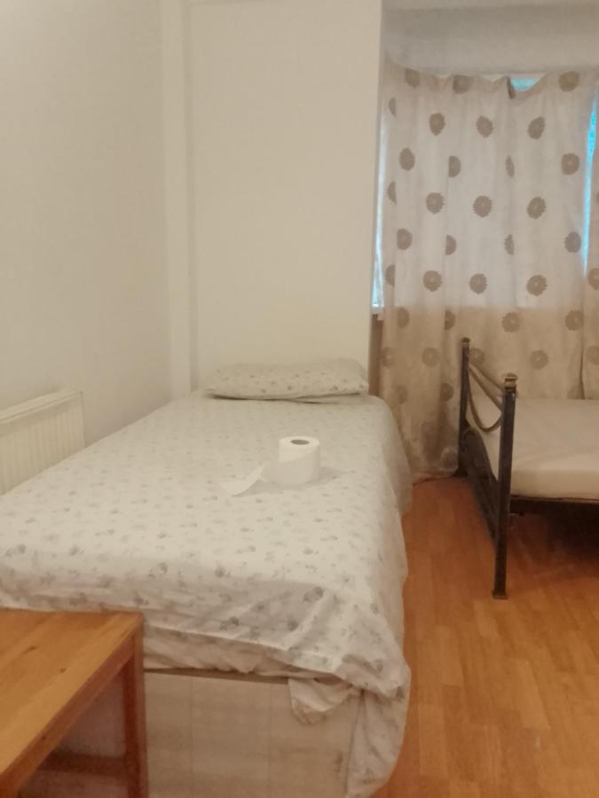 Private In 3 Bedroom Flat!! Vandrerhjem London