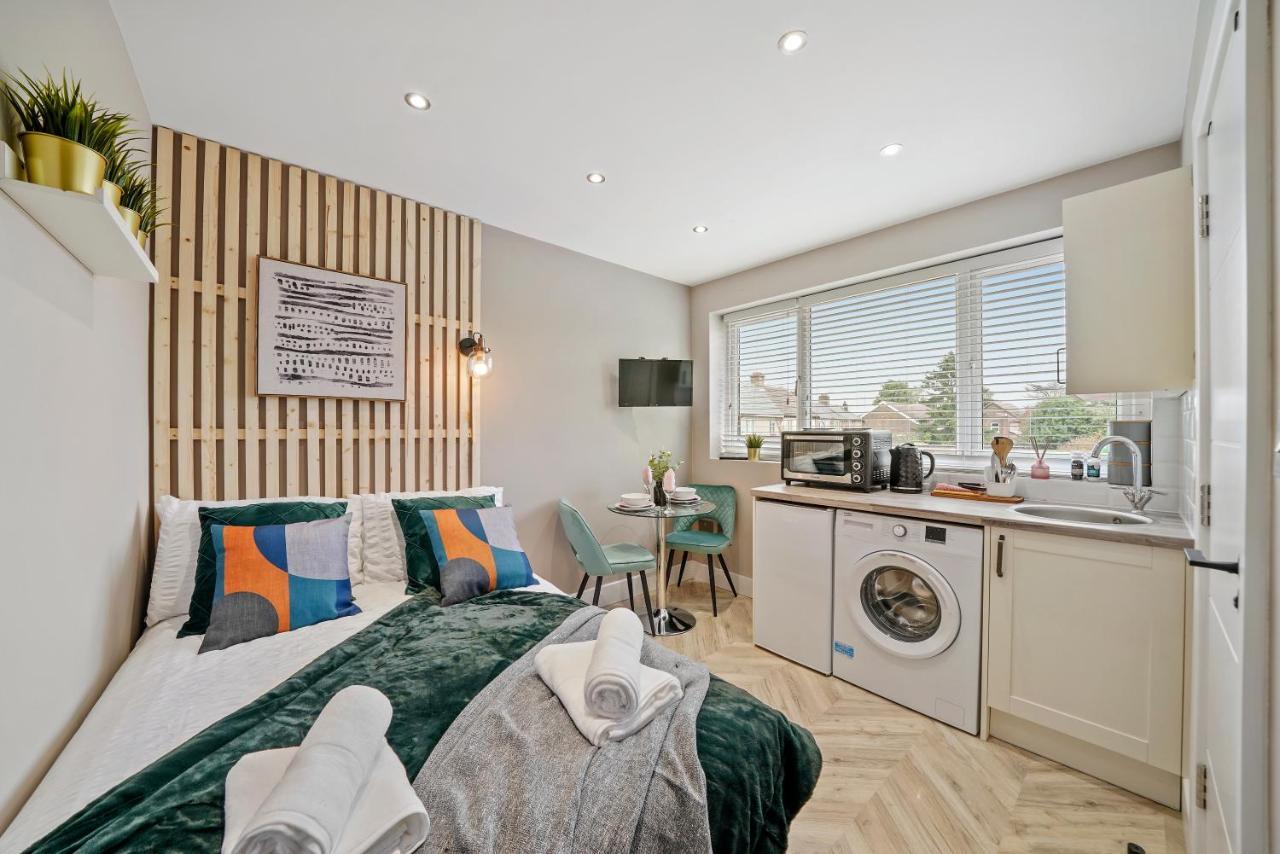 Cosy Heathrow - Parking - Garden Apartment