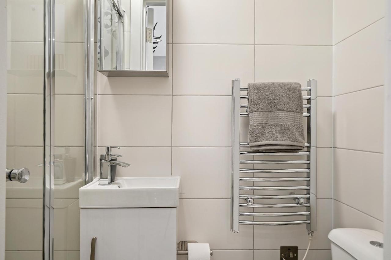Cosy Heathrow - Parking - Garden Apartment