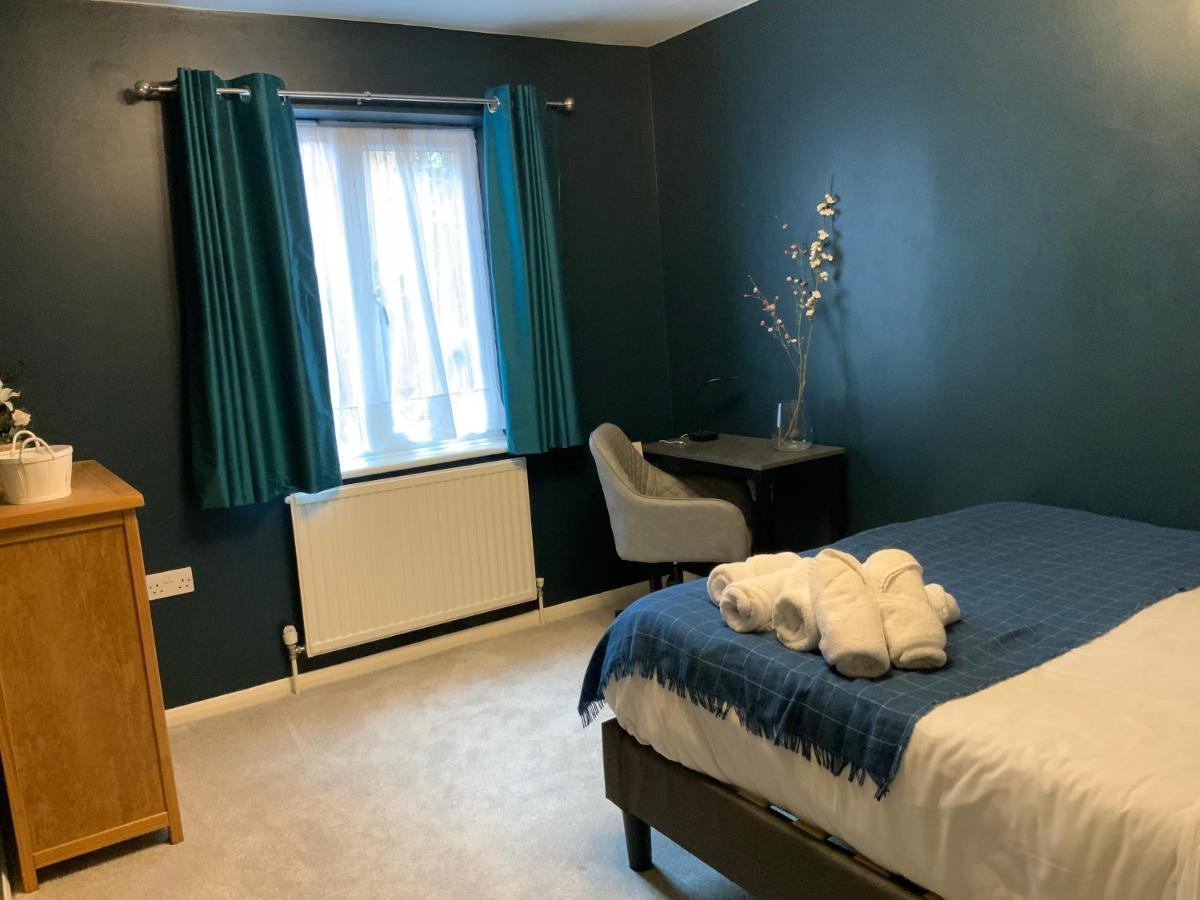2 Bedroom Near Southfields Apartment *