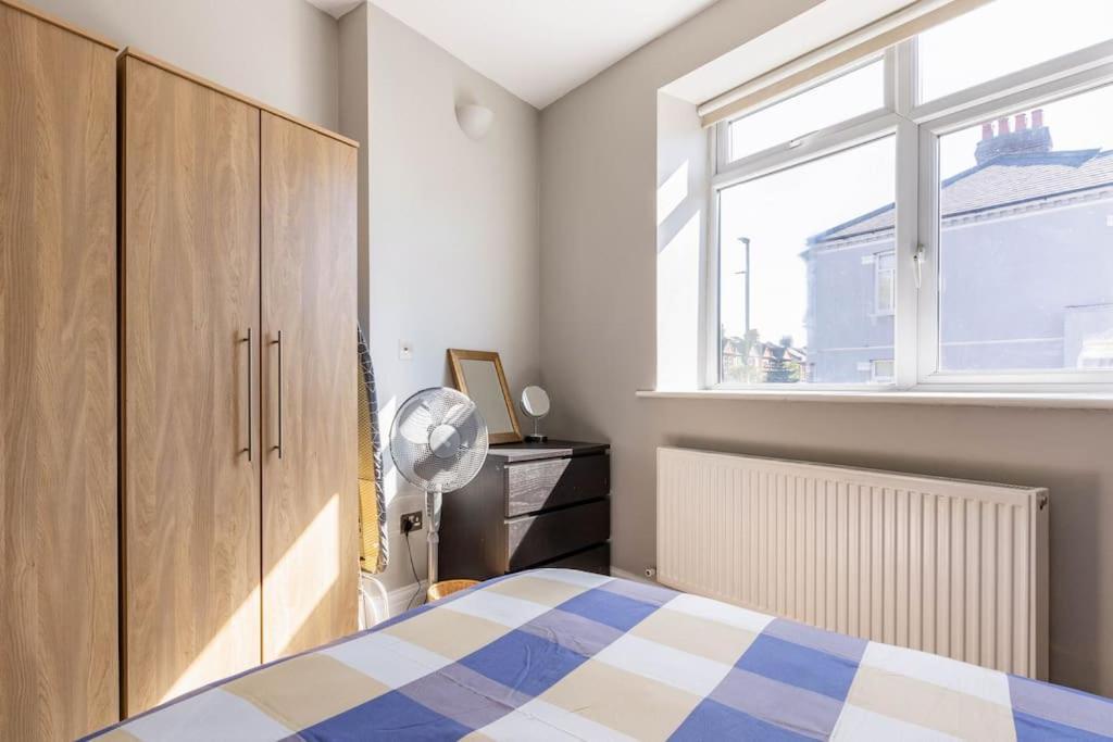 Spacious 2 Bed 2 Bath With Free Parking For 2 Cars And Underground Station Zone 2 For Quick Access To Up To 10 Guests Londen