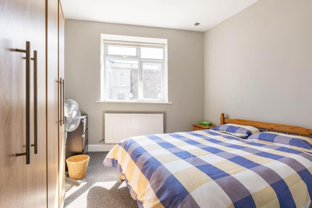 Spacious 2 Bed 2 Bath With Free Parking For 2 Cars And Underground Station Zone 2 For Quick Access To Up To 10 Guests Appartement