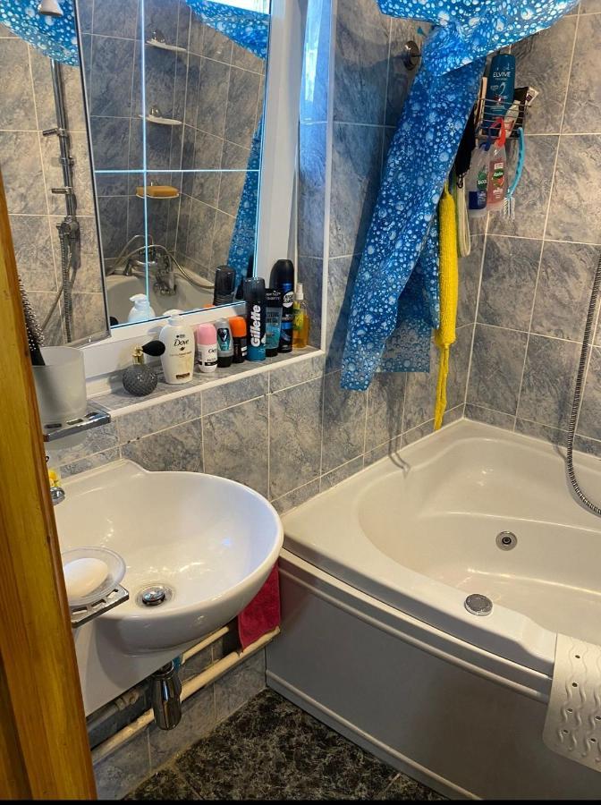 1 Bedroom Flat Close To With Free Parking Arrangement *