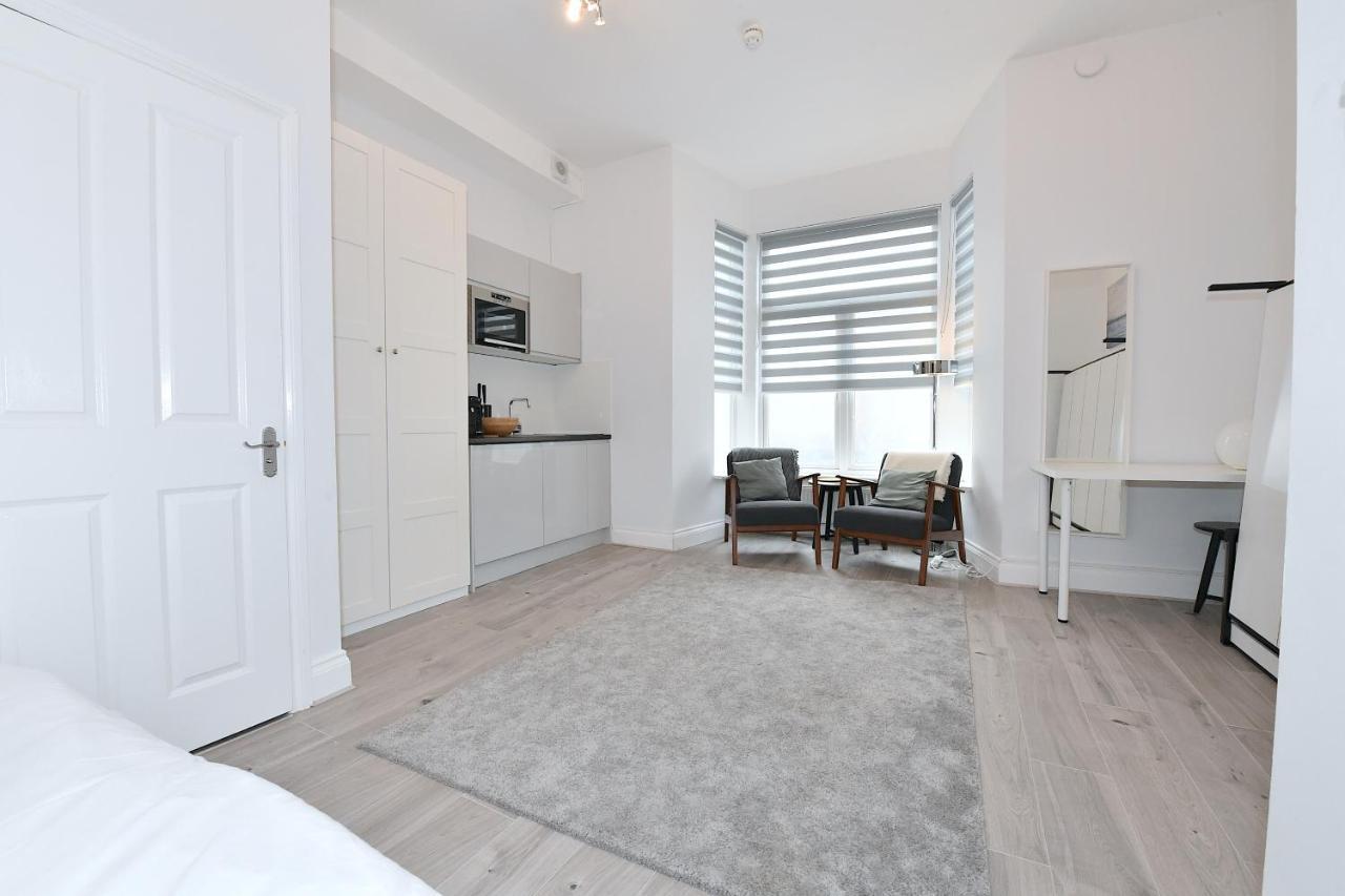 Very Close To Line Underground Shepherds Bush And Westfield Newly Refurbished Apartment London