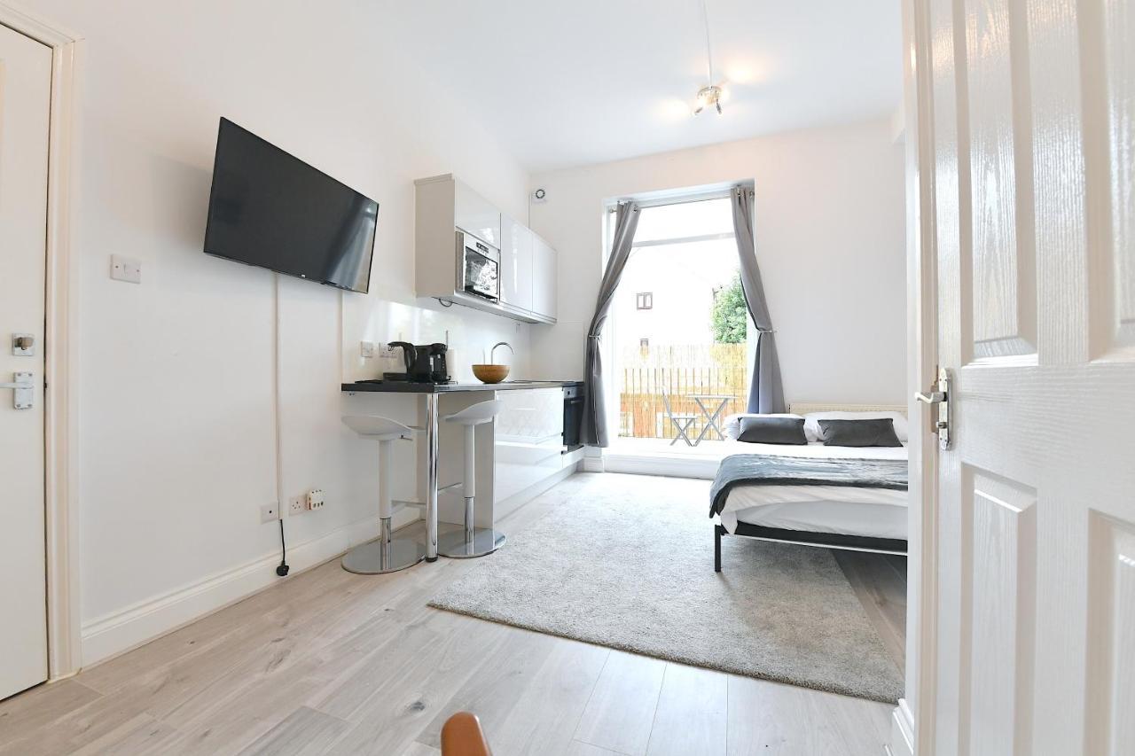 Very Close To Line Underground Shepherds Bush And Westfield Newly Refurbished Apartment London