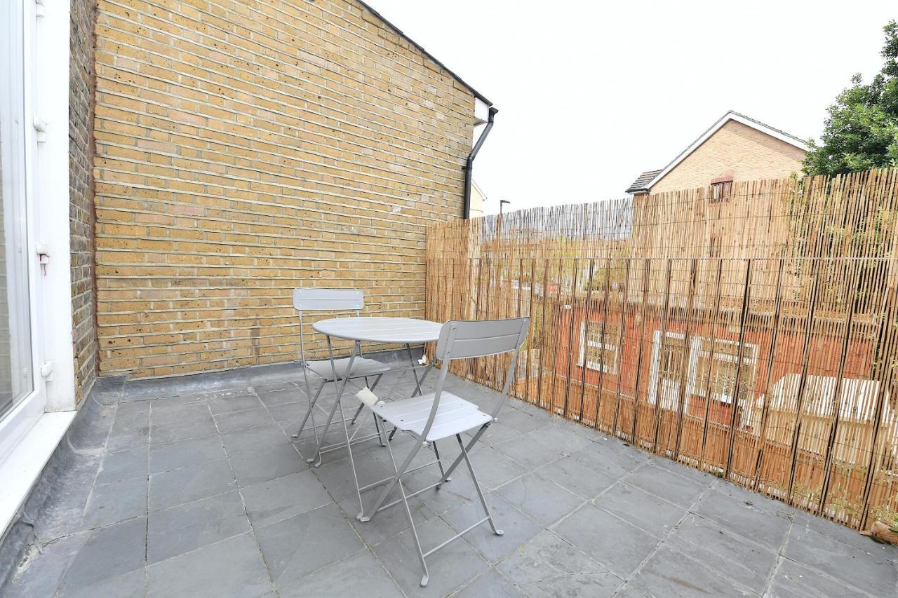 Very Close To Line Underground Shepherds Bush And Westfield Newly Refurbished Apartment London