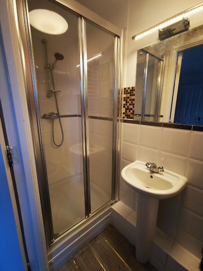 2 Bed 2 Bath - Free Parking - 3min Walk To The Train Station - 19min To Liverpool Street 5min To Victoria Line 1gb Broadband Super Fast Internet Ground Floor 100s Of Shops Restaurants Bakeries 24-hour Asda Superst Apartment London