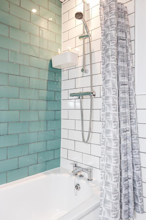 Vakantiehuis Carlile House - 5 Bedroom, Sleeps 8, Free Parking, 2 Bathrooms By Damask Homes Londen