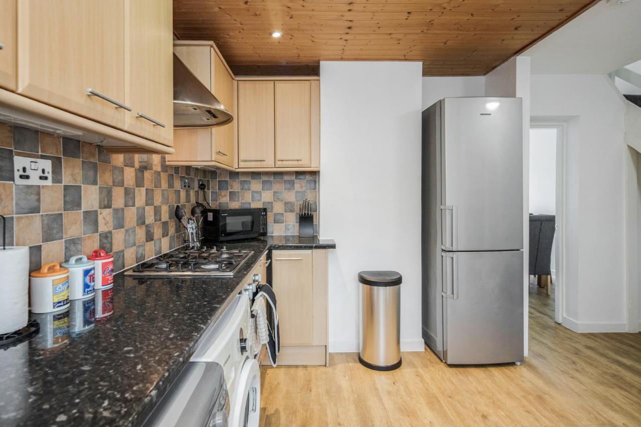 Carlile House - 5 Bedroom, Sleeps 8, Free Parking, 2 Bathrooms By Damask Homes Vakantiehuis *