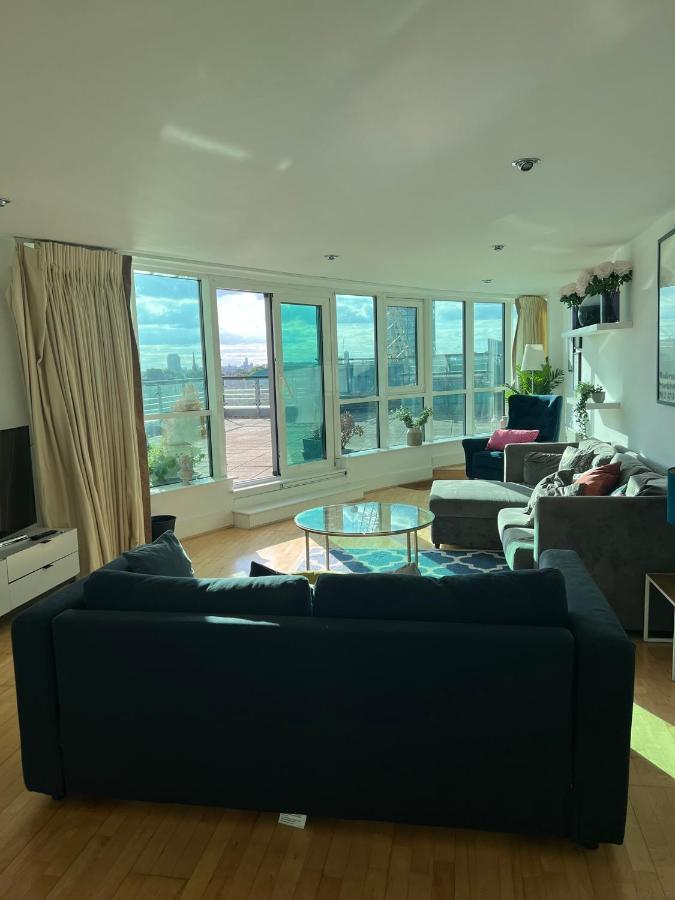 Stunning Penthouse Overlooking River Thames Apartment