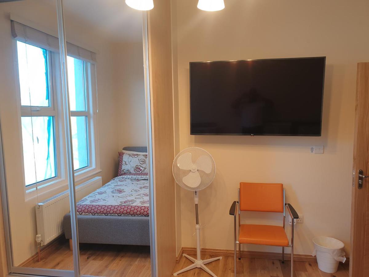 Luxury Spacious 2 Bedroom 4 Mins From Ilford Stn. Free Parking * Londen