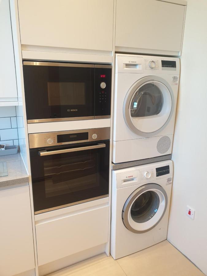Luxury Spacious 2 Bedroom 4 Mins From Ilford Stn. Free Parking Appartement Londen