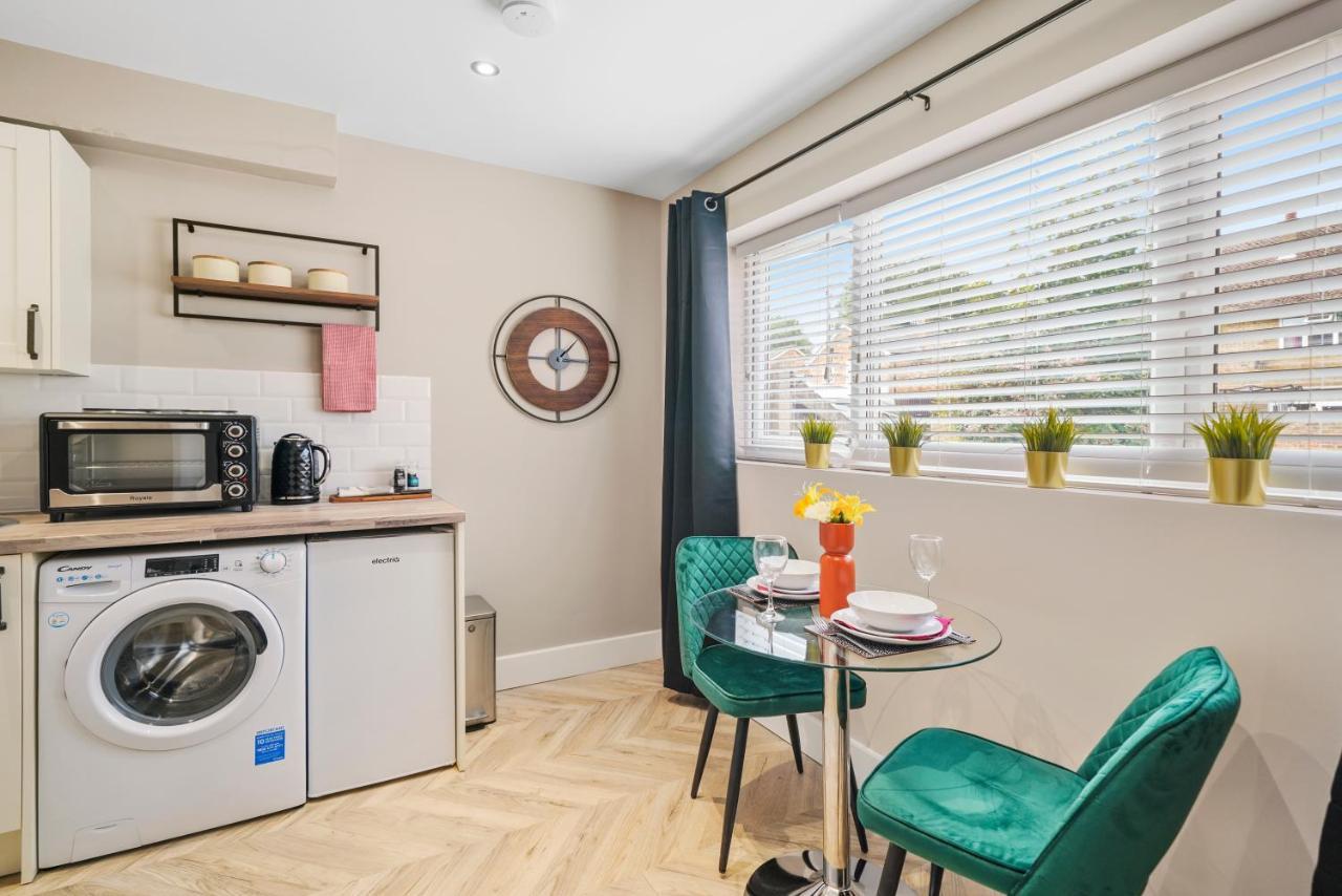 Cosy Heathrow - Parking - Garden London