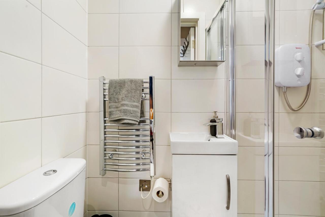Cosy Heathrow - Parking - Garden Apartment *
