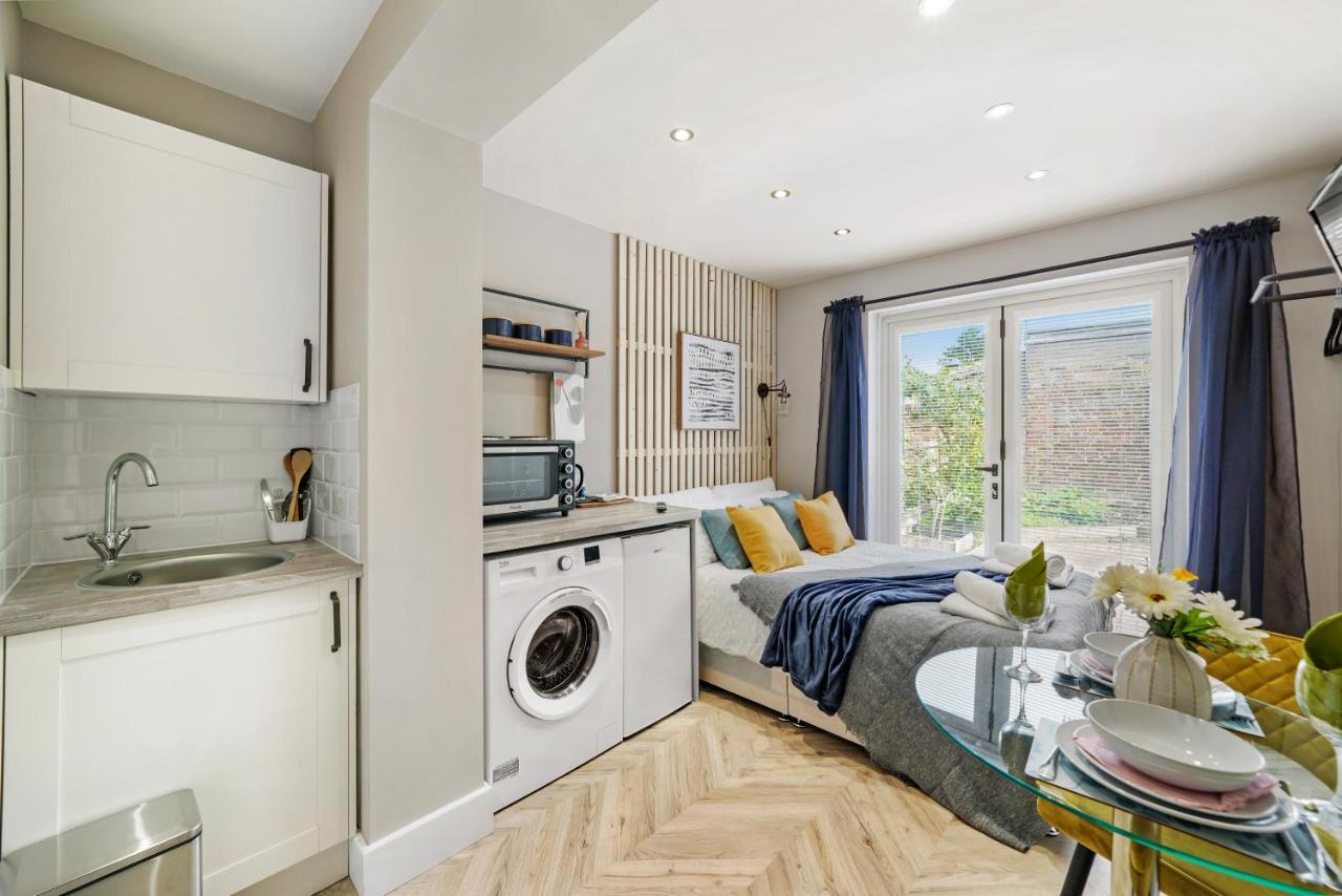 Cosy Heathrow - Parking - Garden Apartment *