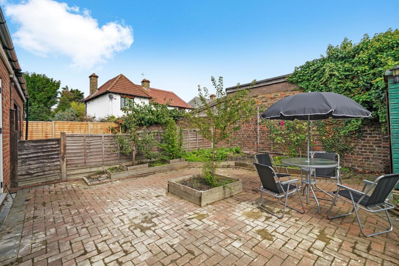 Cosy Heathrow - Parking - Garden Apartment