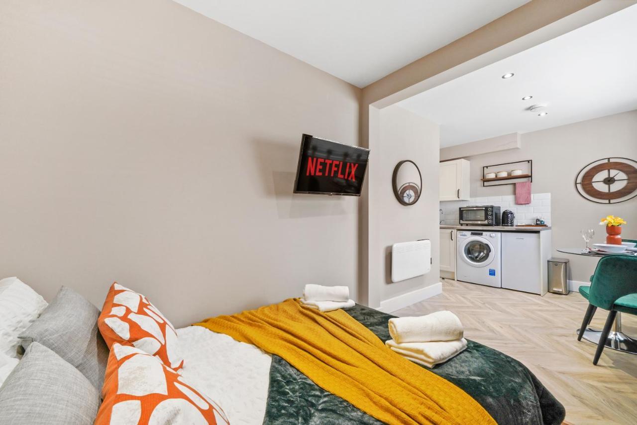 Cosy Heathrow - Parking - Garden London
