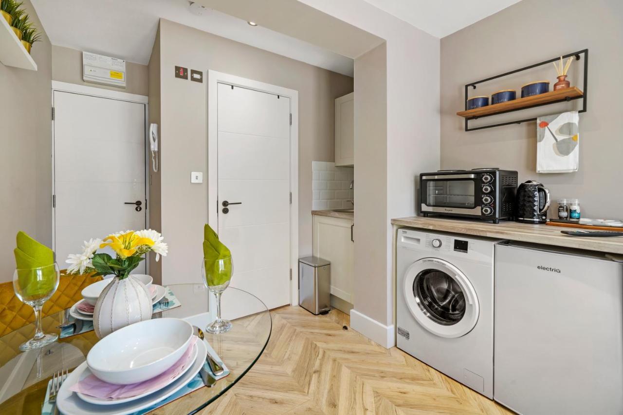 Cosy Heathrow - Parking - Garden Apartment London