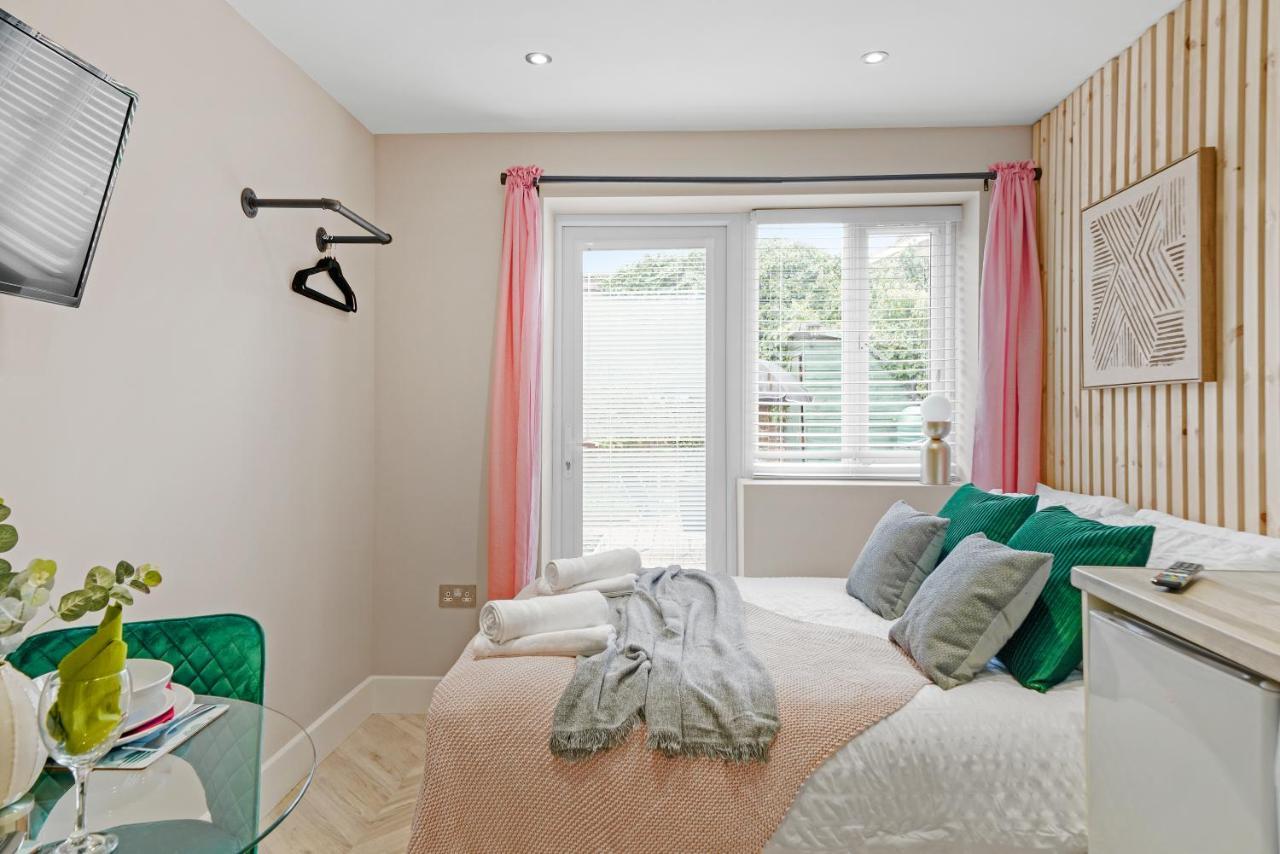 Cosy Heathrow - Parking - Garden Apartment London