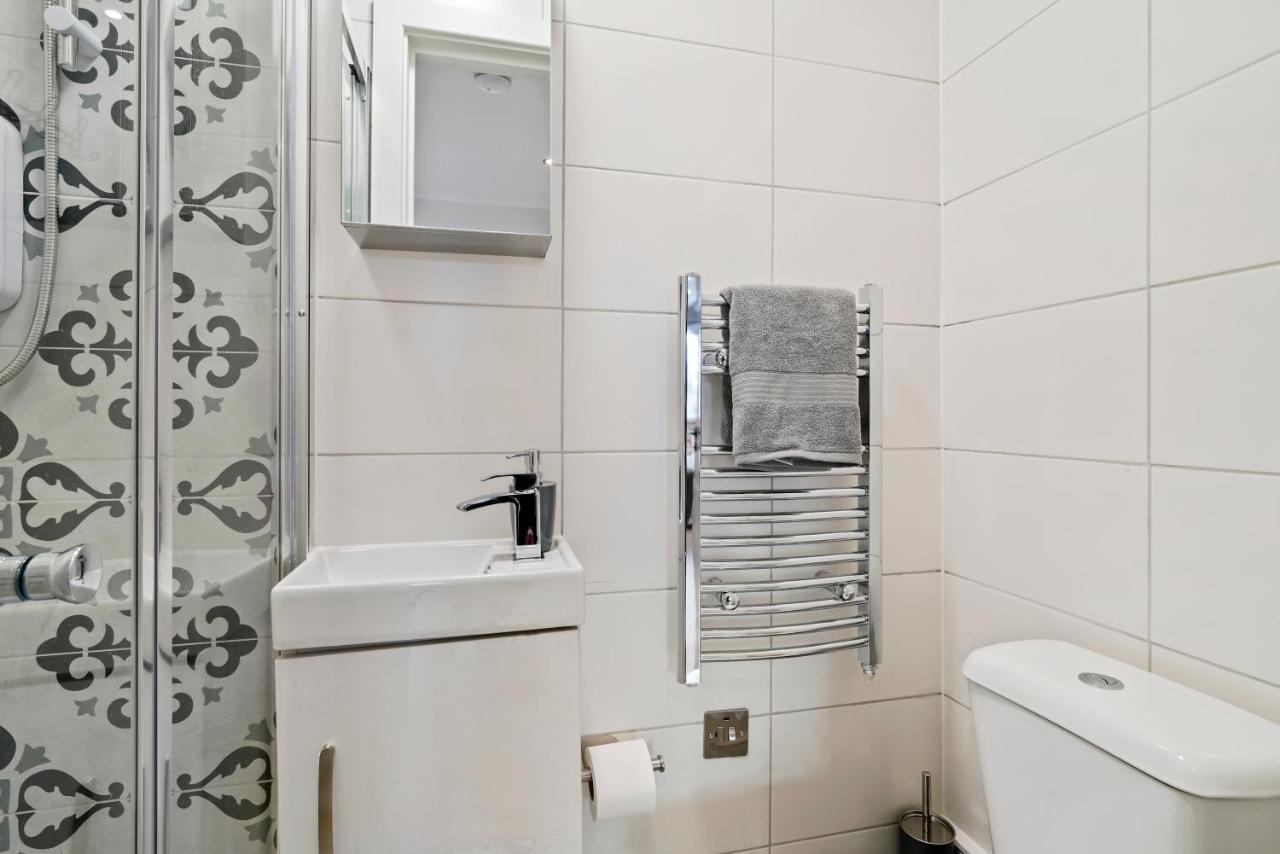 Cosy Heathrow - Parking - Garden London