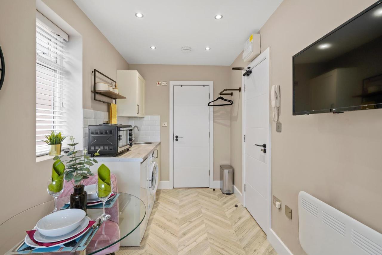 Cosy Heathrow - Parking - Garden Apartment London