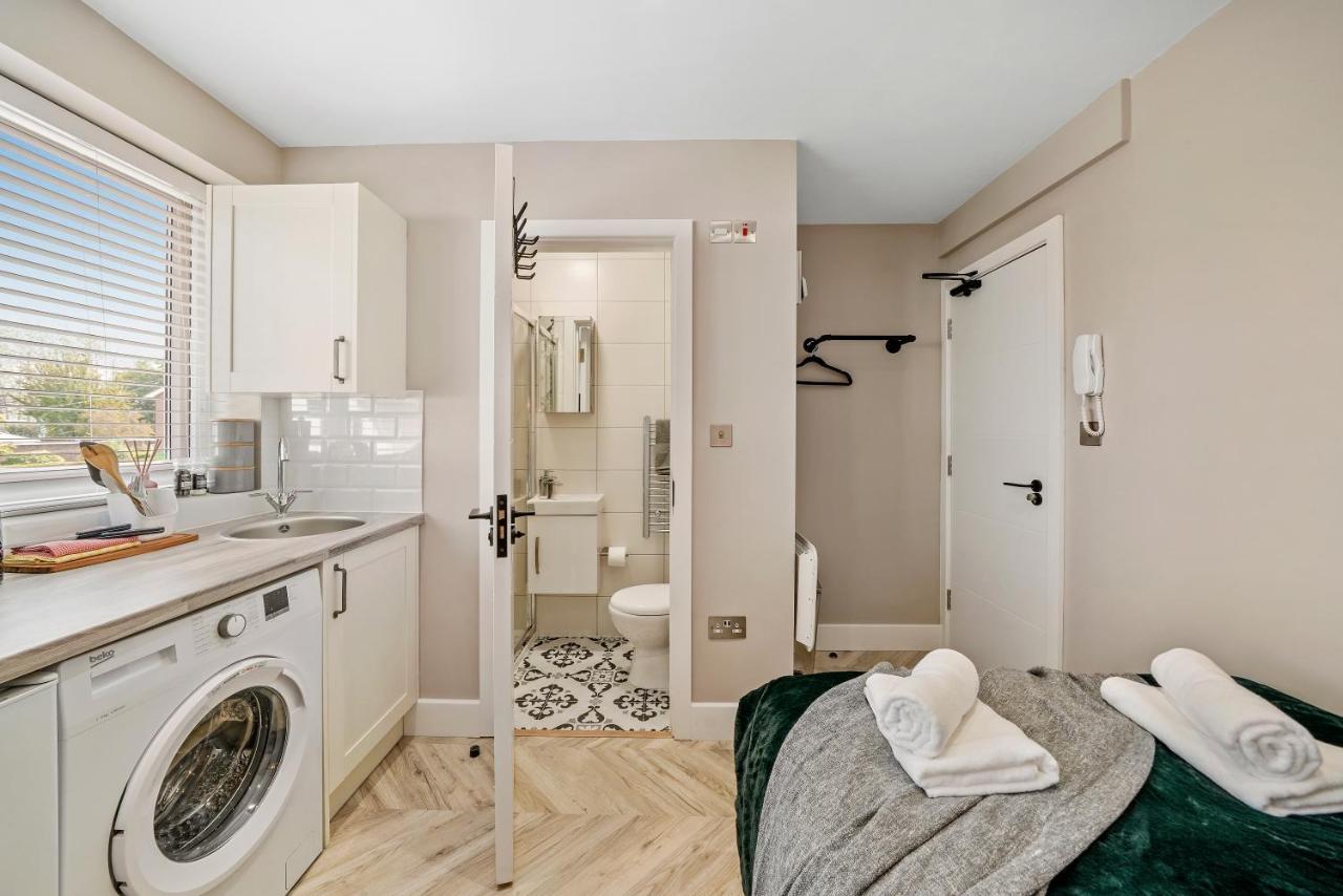 Cosy Heathrow - Parking - Garden Apartment *