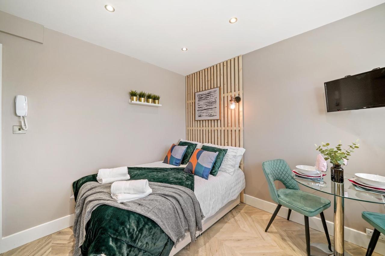 Cosy Heathrow - Parking - Garden Apartment London