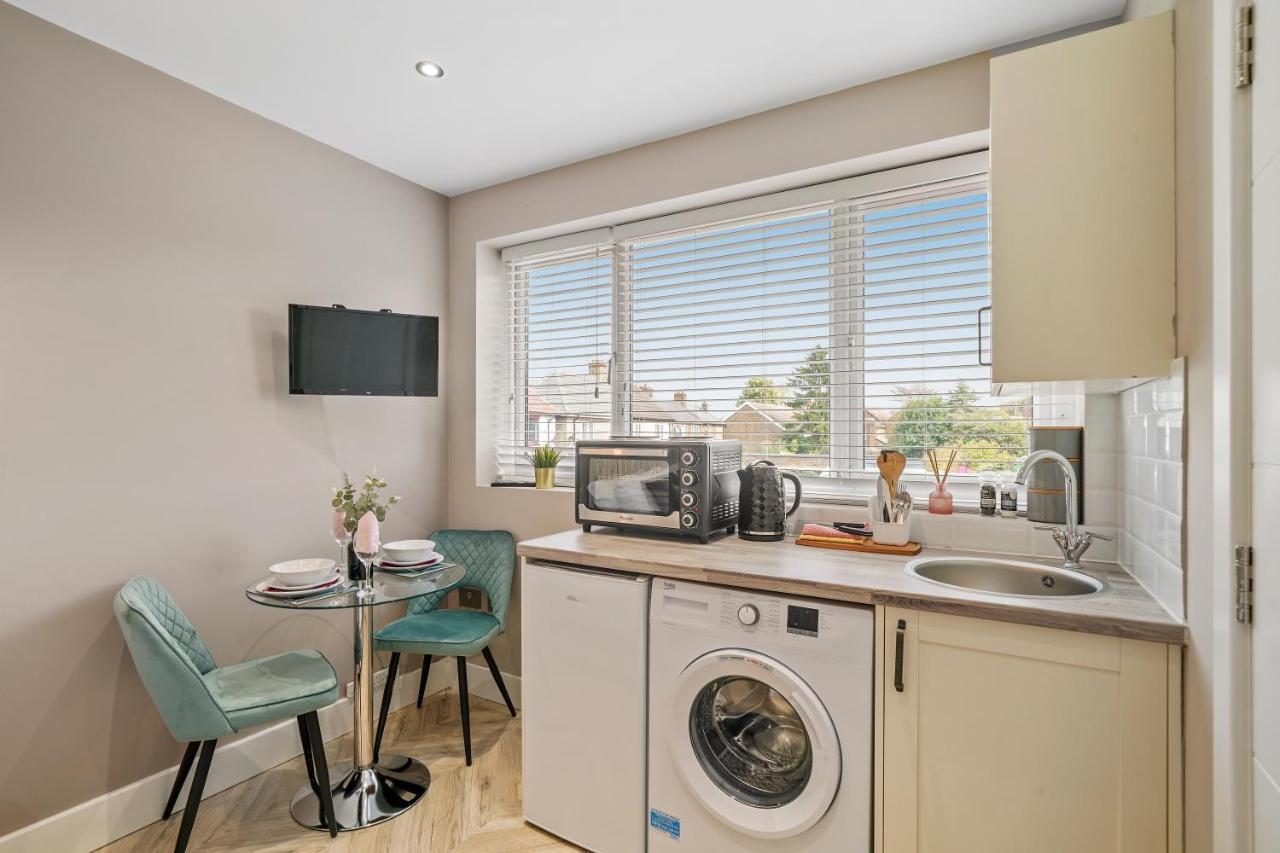Cosy Heathrow - Parking - Garden Apartment