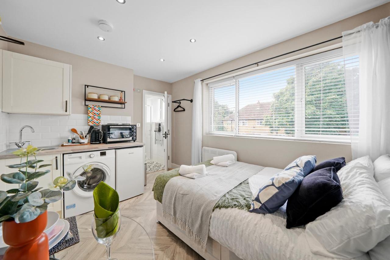 Cosy Heathrow - Parking - Garden Apartment