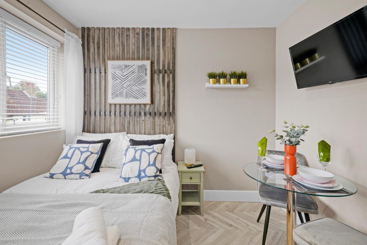 Cosy Heathrow - Parking - Garden Apartment London
