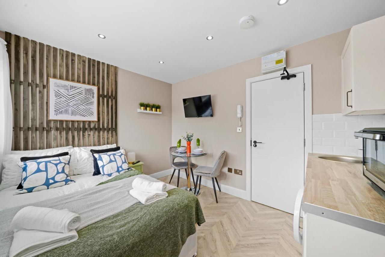 Cosy Heathrow - Parking - Garden