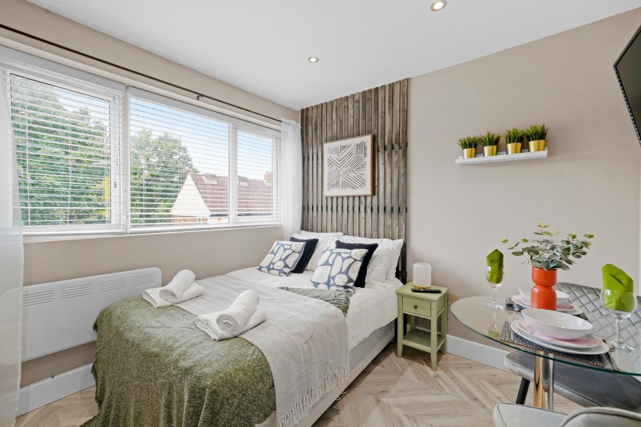 Cosy Heathrow - Parking - Garden