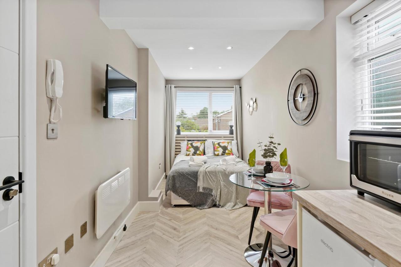 Cosy Heathrow - Parking - Garden Apartment *