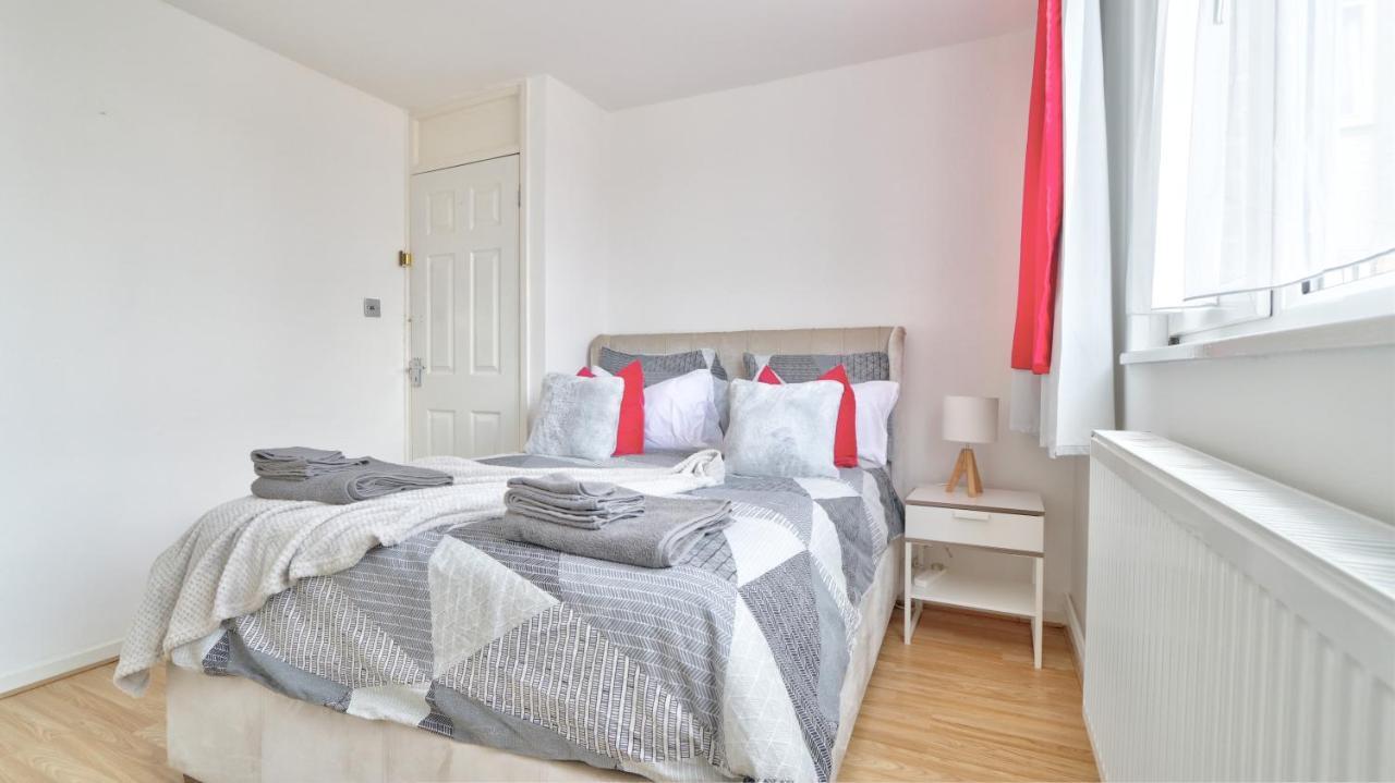 Serviced - Exel & O2 & Canning Town - Away From Londen