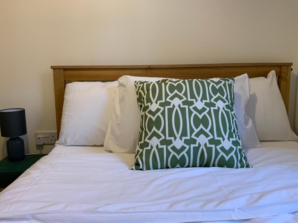2 Bedroom Near Southfields Apartment *