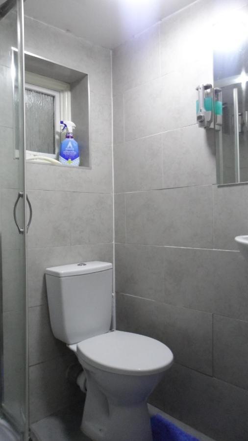 Vakantiehuis Bubblesbnb 7 Bedroom House, 16 Beds, Sleeps 22 Londen