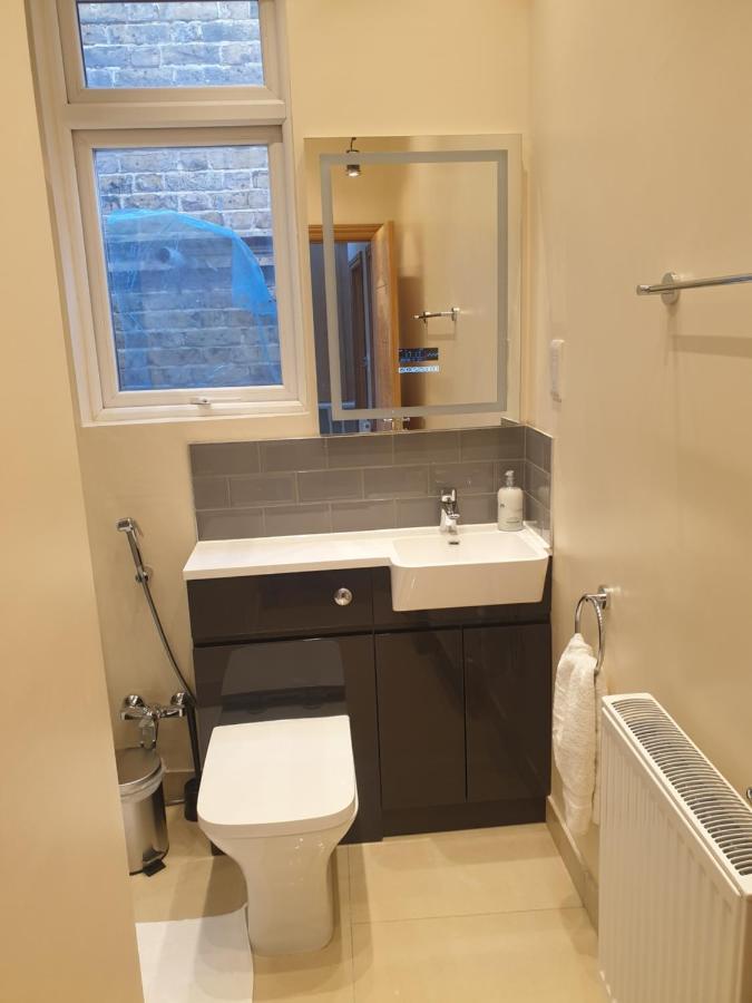 Luxury Spacious 2 Bedroom 4 Mins From Ilford Stn. Free Parking * Londen