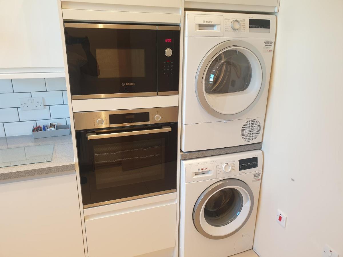 Luxury Spacious 2 Bedroom 4 Mins From Ilford Stn. Free Parking