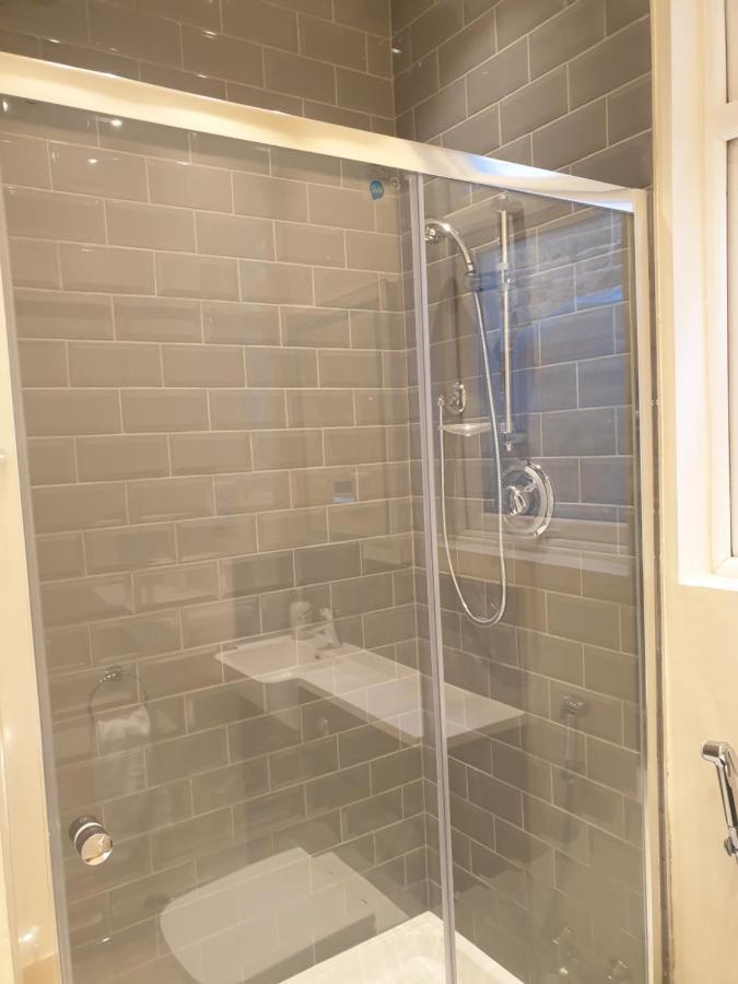 Luxury Spacious 2 Bedroom 4 Mins From Ilford Stn. Free Parking Appartement