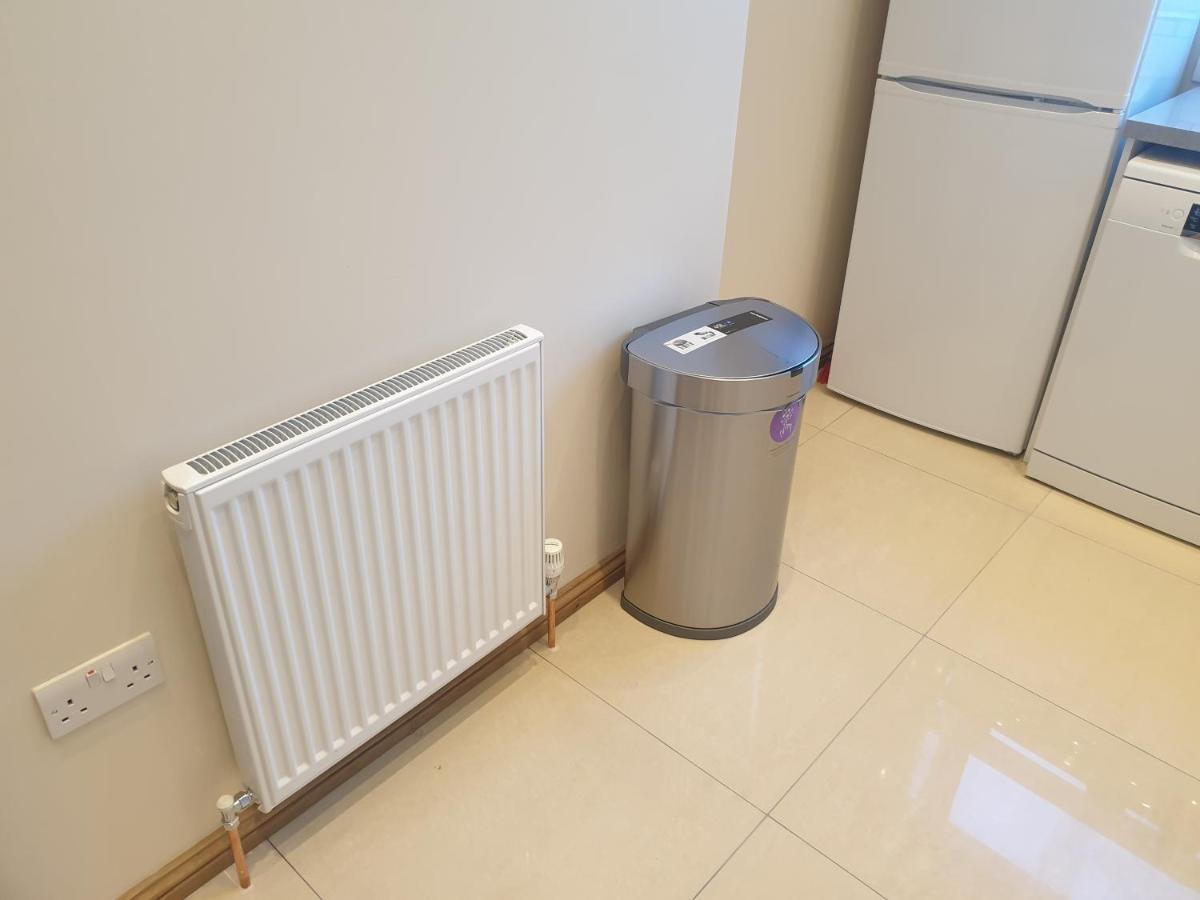 Luxury Spacious 2 Bedroom 4 Mins From Ilford Stn. Free Parking Appartement Londen