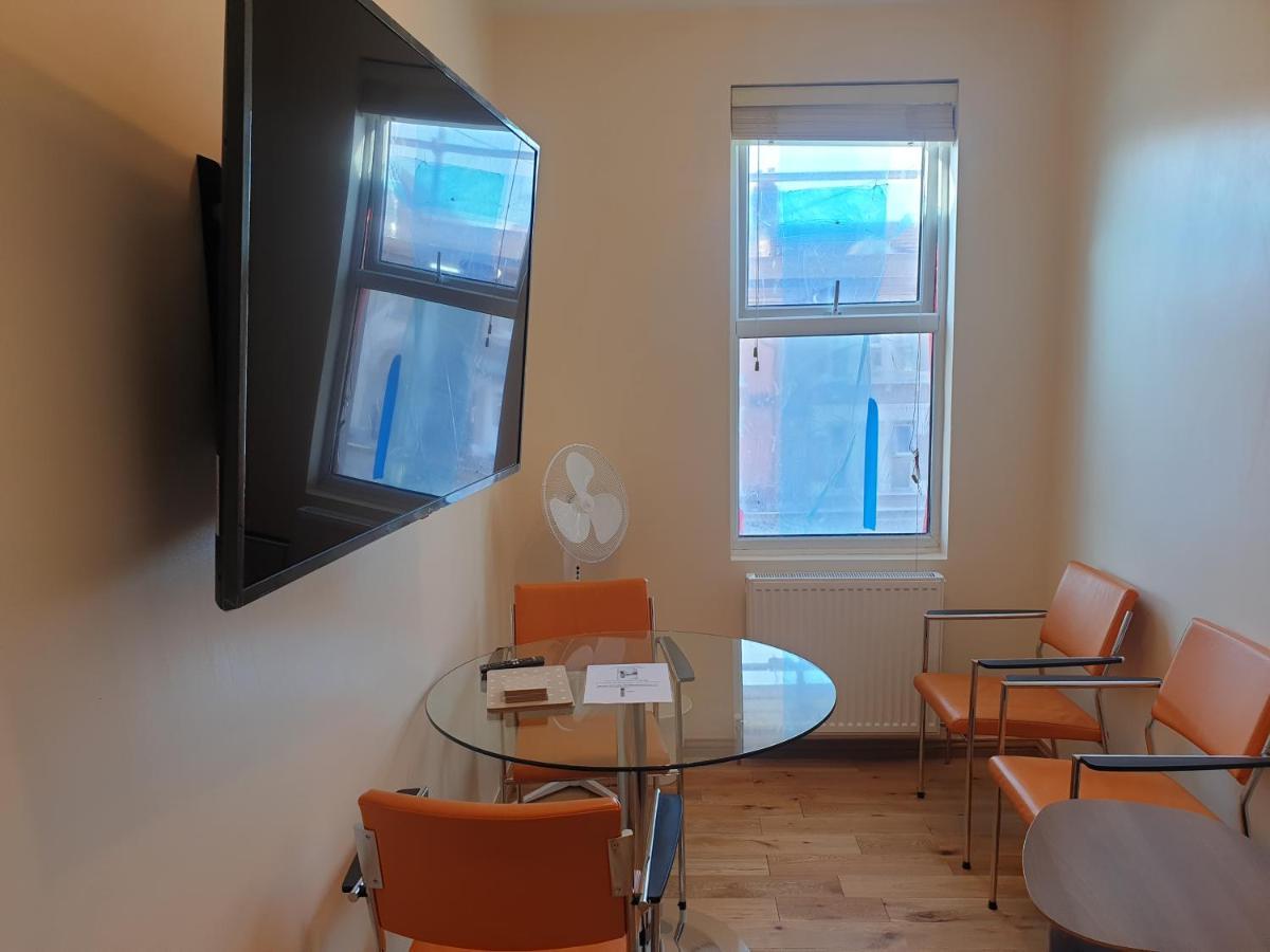 Luxury Spacious 2 Bedroom 4 Mins From Ilford Stn. Free Parking Appartement