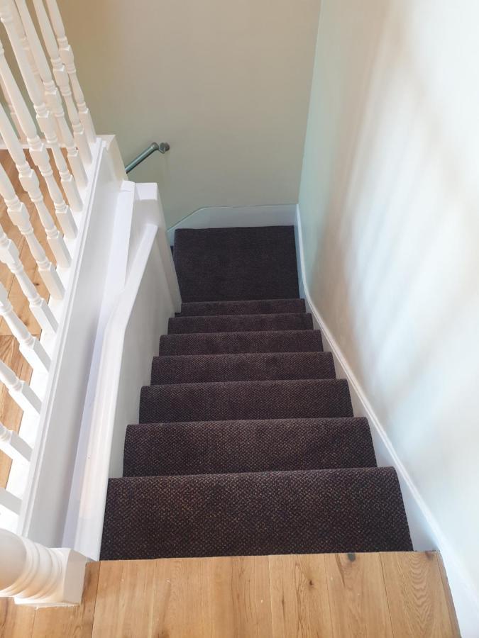 Luxury Spacious 2 Bedroom 4 Mins From Ilford Stn. Free Parking Appartement Londen