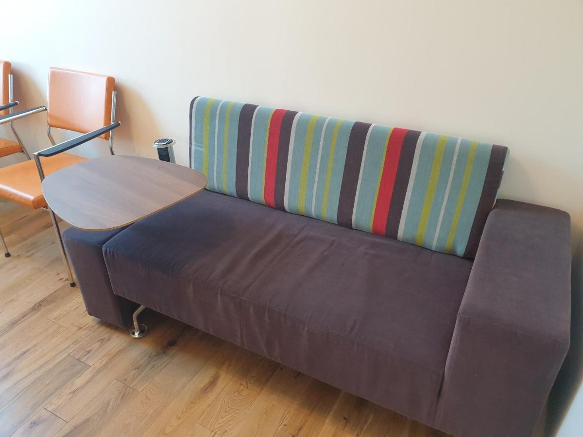 Luxury Spacious 2 Bedroom 4 Mins From Ilford Stn. Free Parking Appartement Londen
