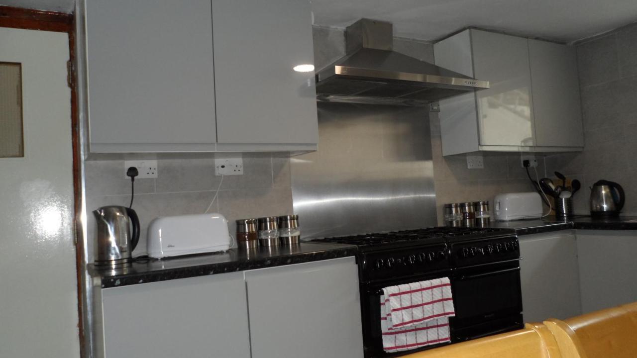 Vakantiehuis Bubblesbnb 7 Bedroom House, 16 Beds, Sleeps 22 *