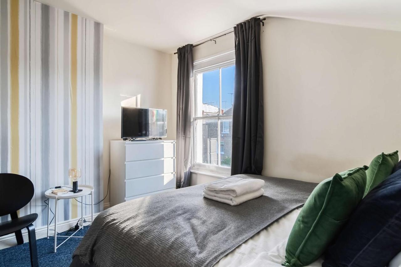 Two Bedroom In Tooting Apartment *