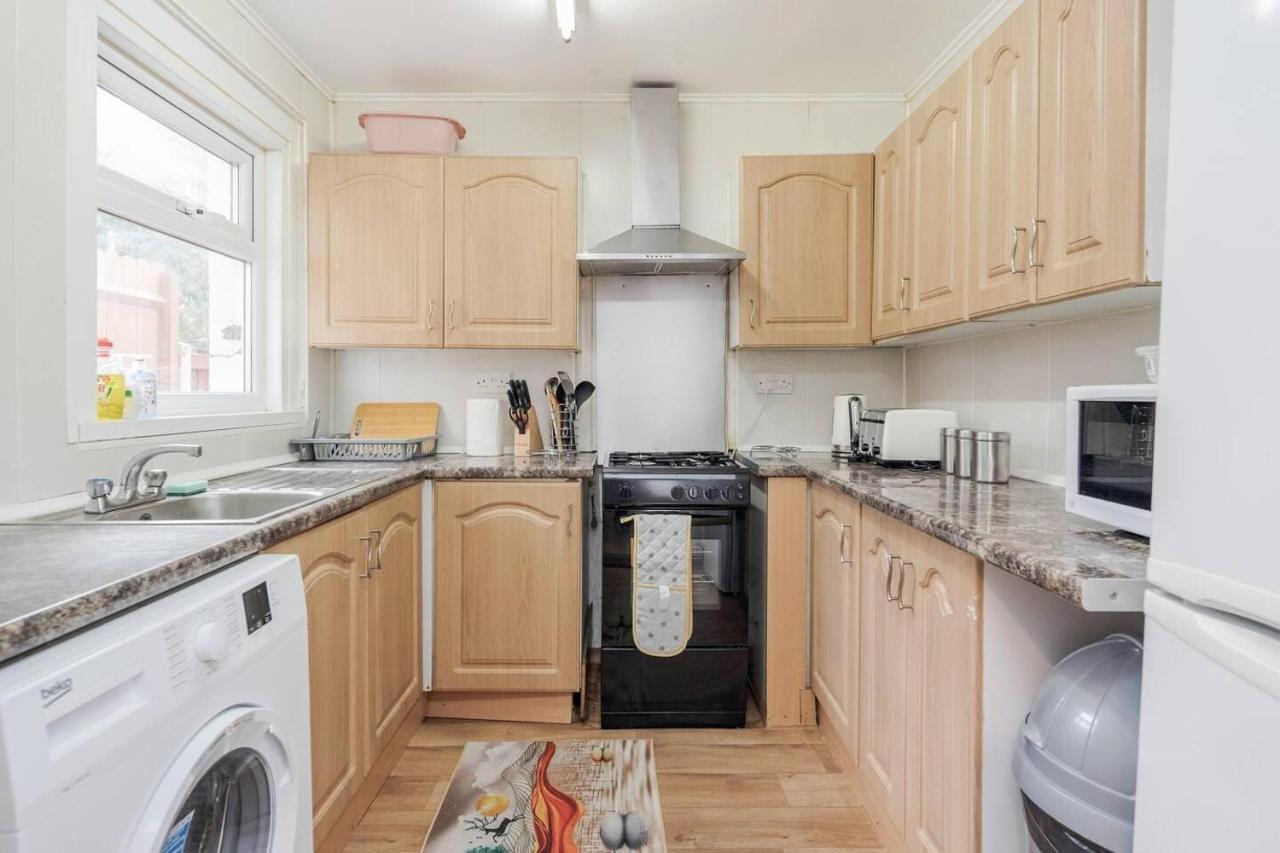 Ferienhaus Impeccable And Welcoming 3-bed House In London