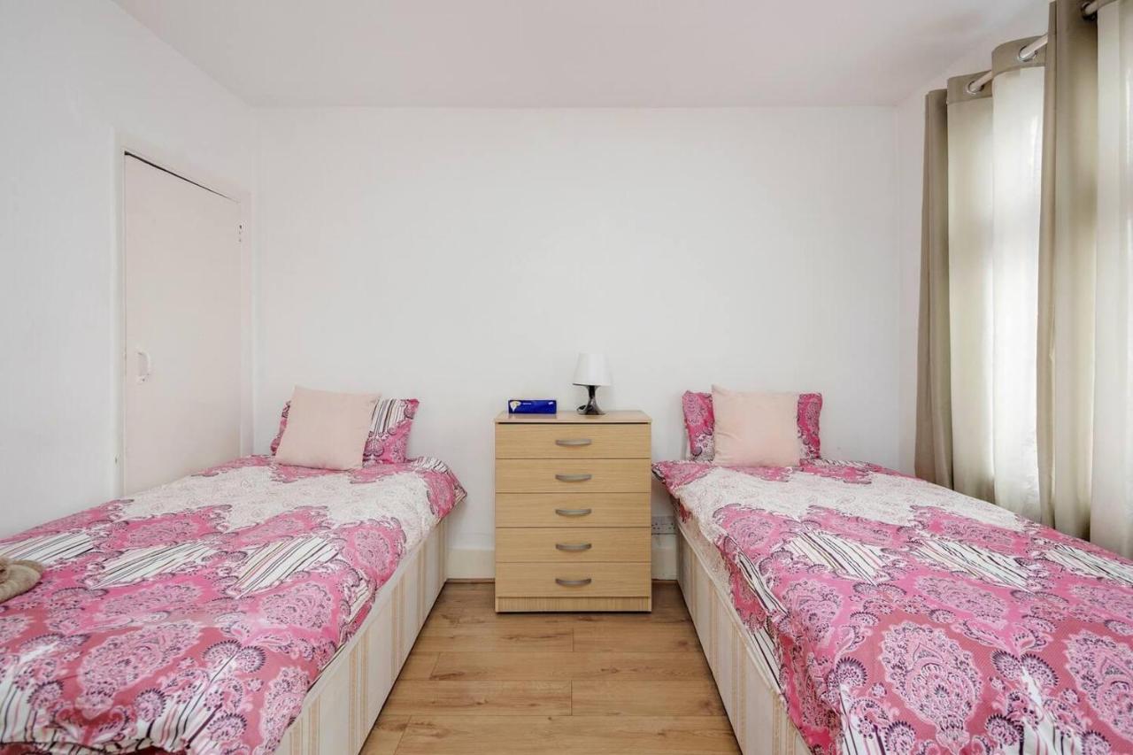 Ferienhaus Impeccable And Welcoming 3-bed House In London