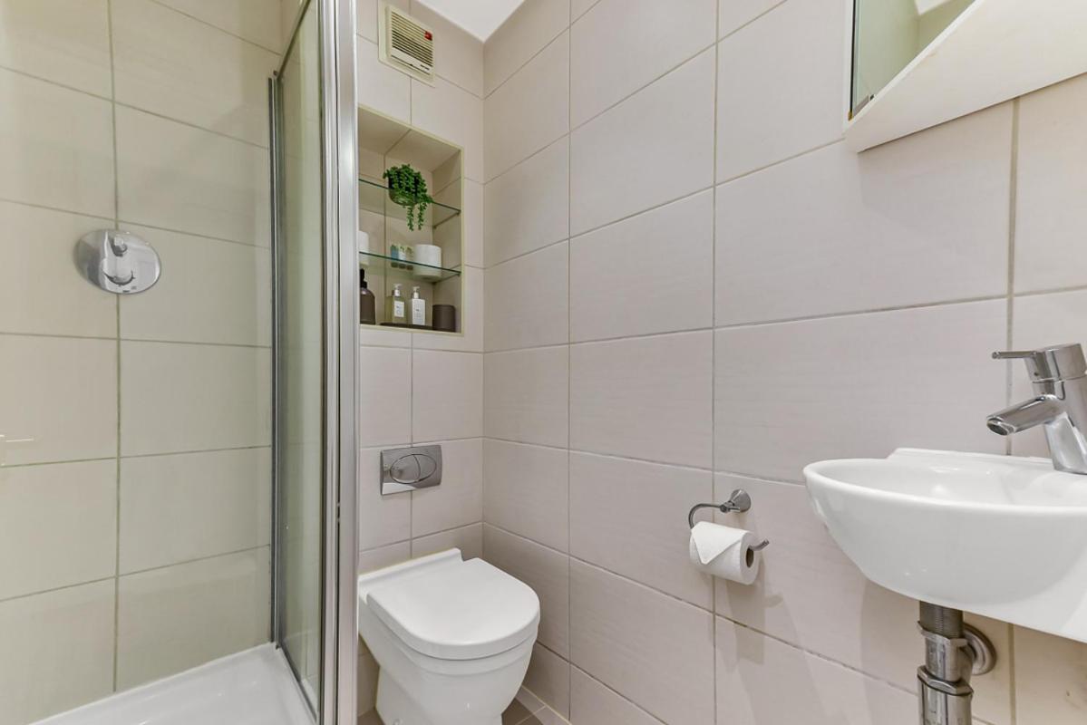 Spacious Cosy 2 Bed Flat, Leilighet London