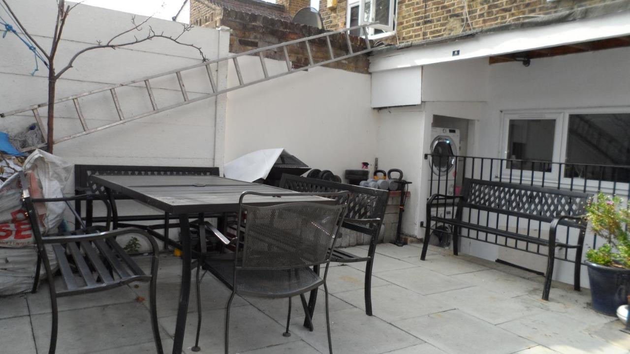 Bubblesbnb 7 Bedroom House, 16 Beds, Sleeps 22 Londen